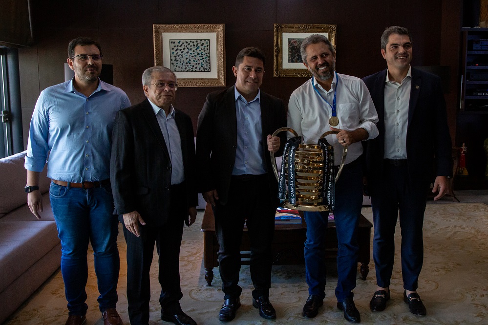Durante encontro, Presidente João Paulo Silva entrega medalha de campeão do nordeste ao Governador Elmano de Freitas