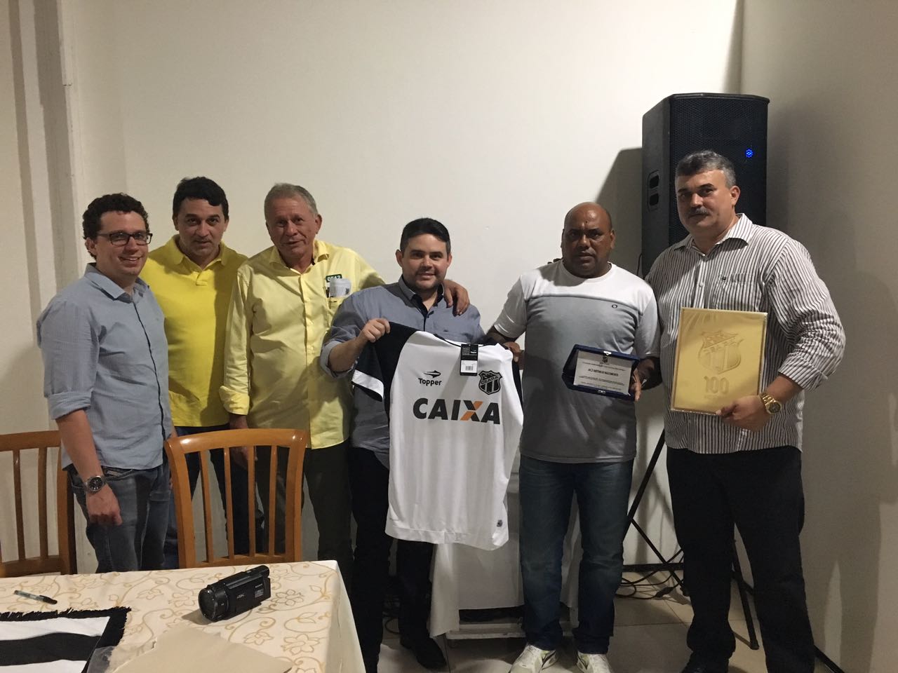 Ex-zagueiro Tanque é homenageado em almoço do Conselho Deliberativo