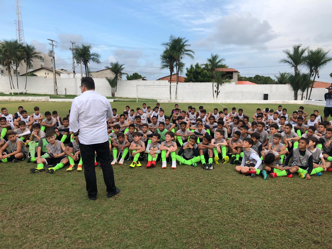 Presidente Robinson de Castro visita Cidade Vozão e reforça apoio às categorias de base