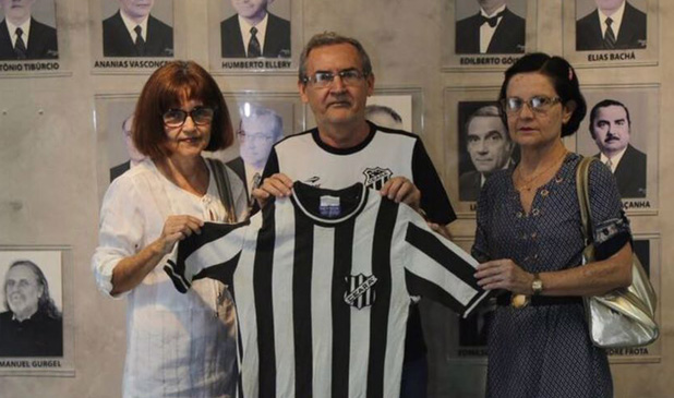 Centro Cultural alvinegro recebe doação de camisa rara utilizada por Zé Eduardo