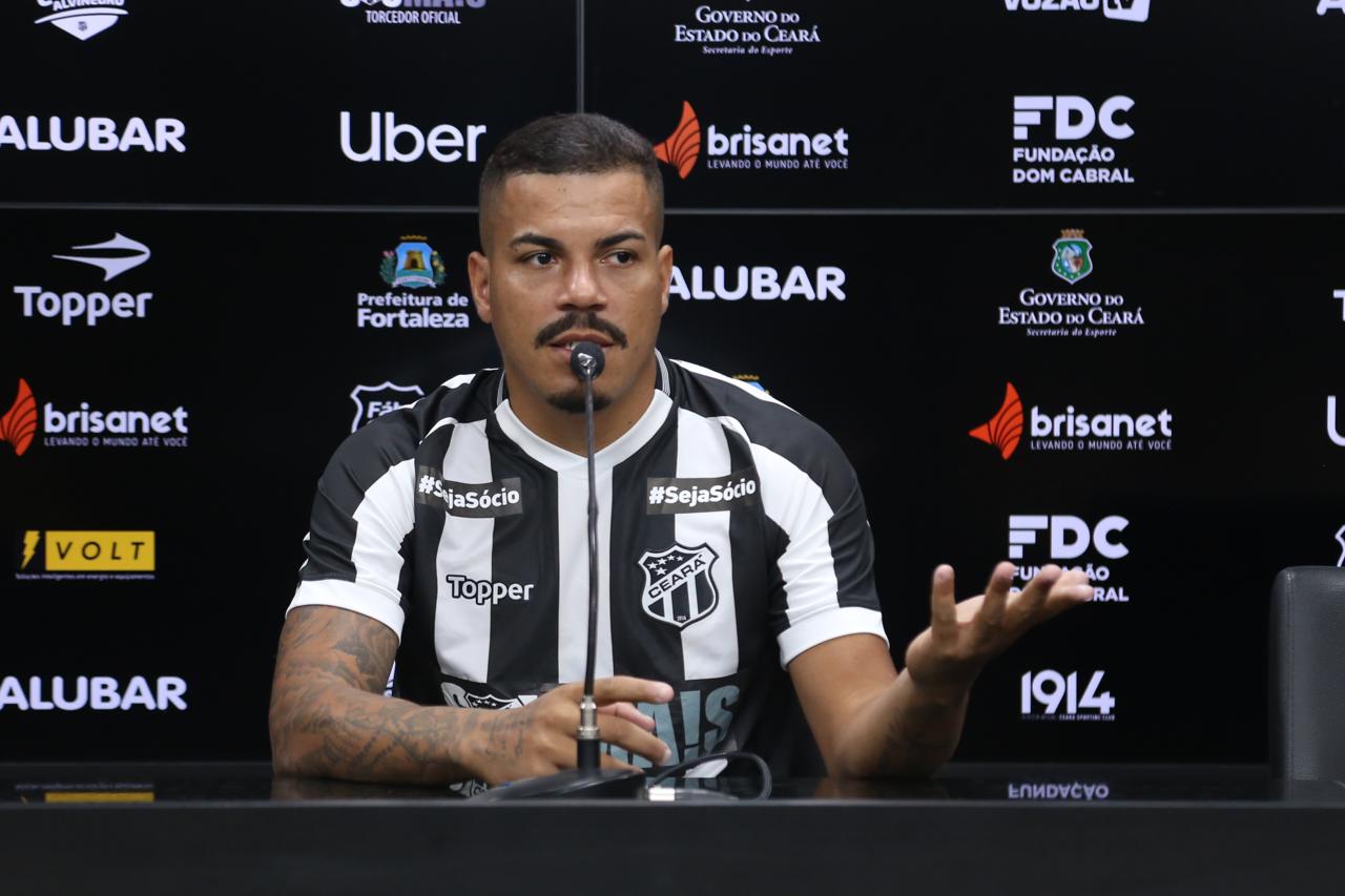 Em apresentação à imprensa, Carleto garante: "Não vai faltar luta, sangue e entrega"