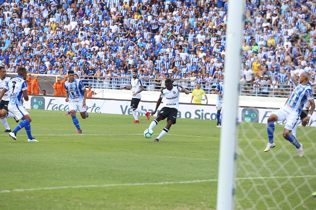 No estádio Rei Pelé, Ceará tem mais volume de jogo, mas não consegue superar o CSA