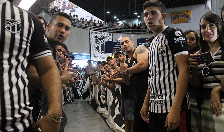 Torcida lota aeroporto e Vozão comemora grande recepção