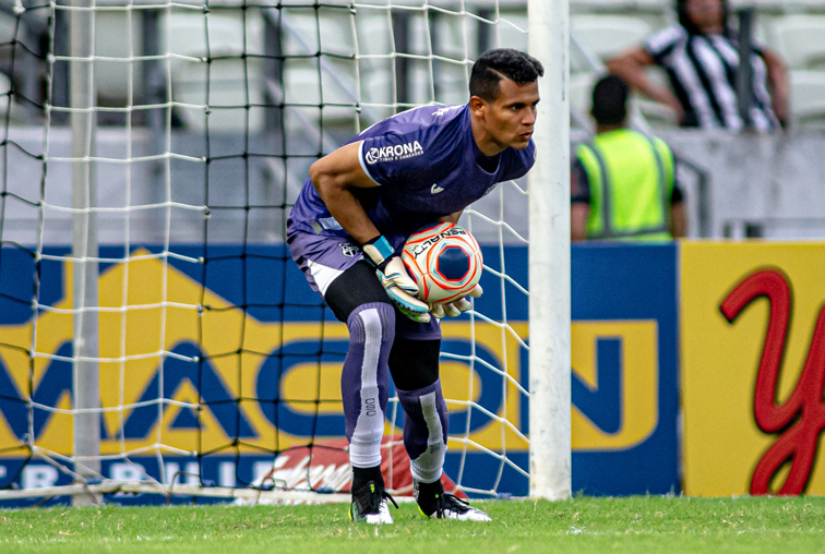Goleiro Diogo Silva renova contrato com Vozão até dezembro de 2020
