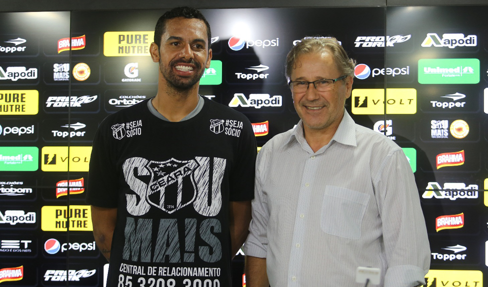 Zagueiro Douglas Marques é apresentado em Porangabuçu