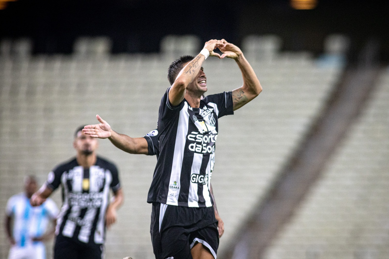 Mugni elogia atuação coletiva do Ceará, celebra momento individual e afirma: "treinamos para isso"