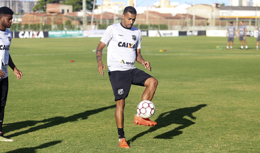 Elton: “Meu pensamento é de fazer gols, mas jogar pelo grupo é o principal”