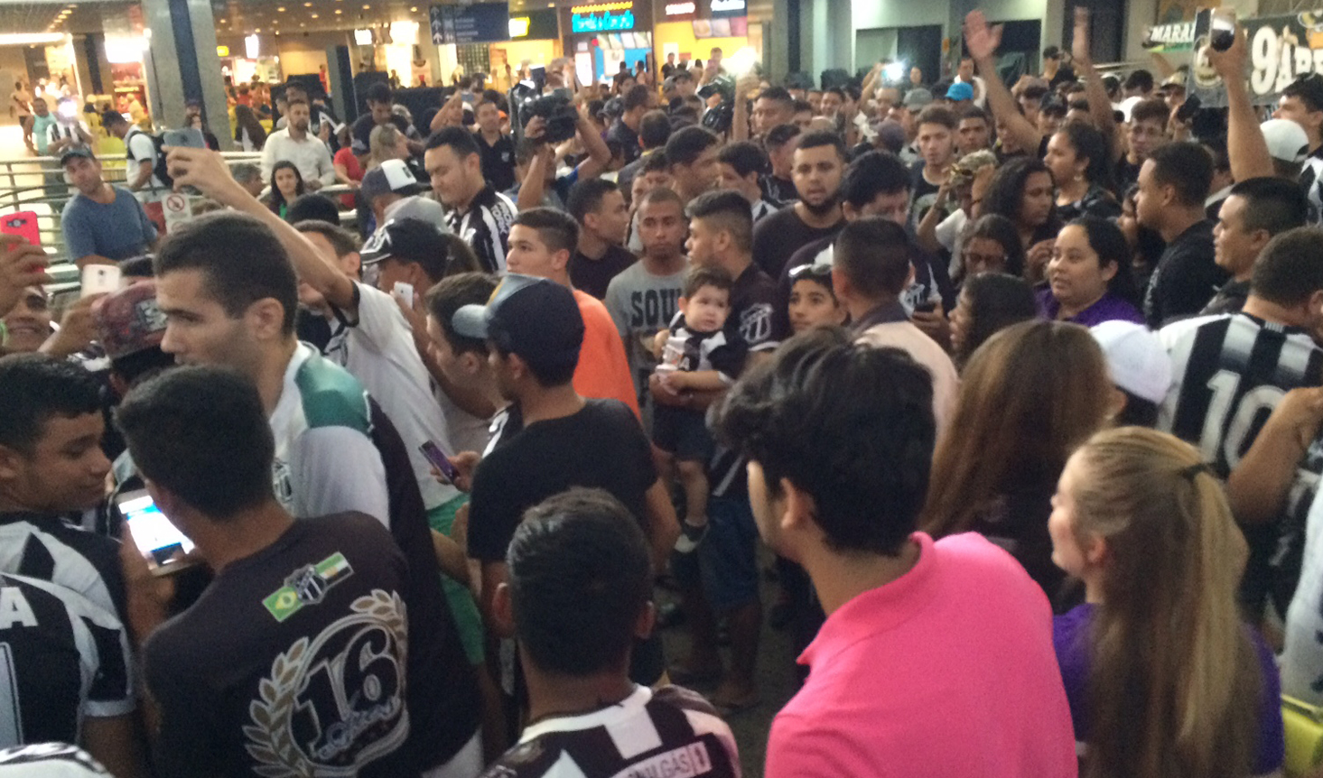 Torcida invade aeroporto para embarque da delegação alvinegra para São Paulo