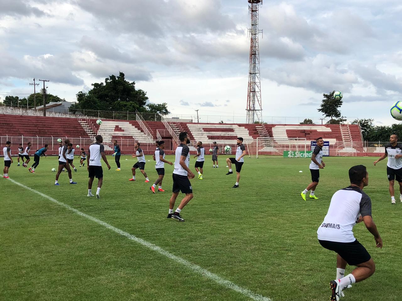 Vovô treina no estádio do jogo e encerra preparação para partida contra o Foz