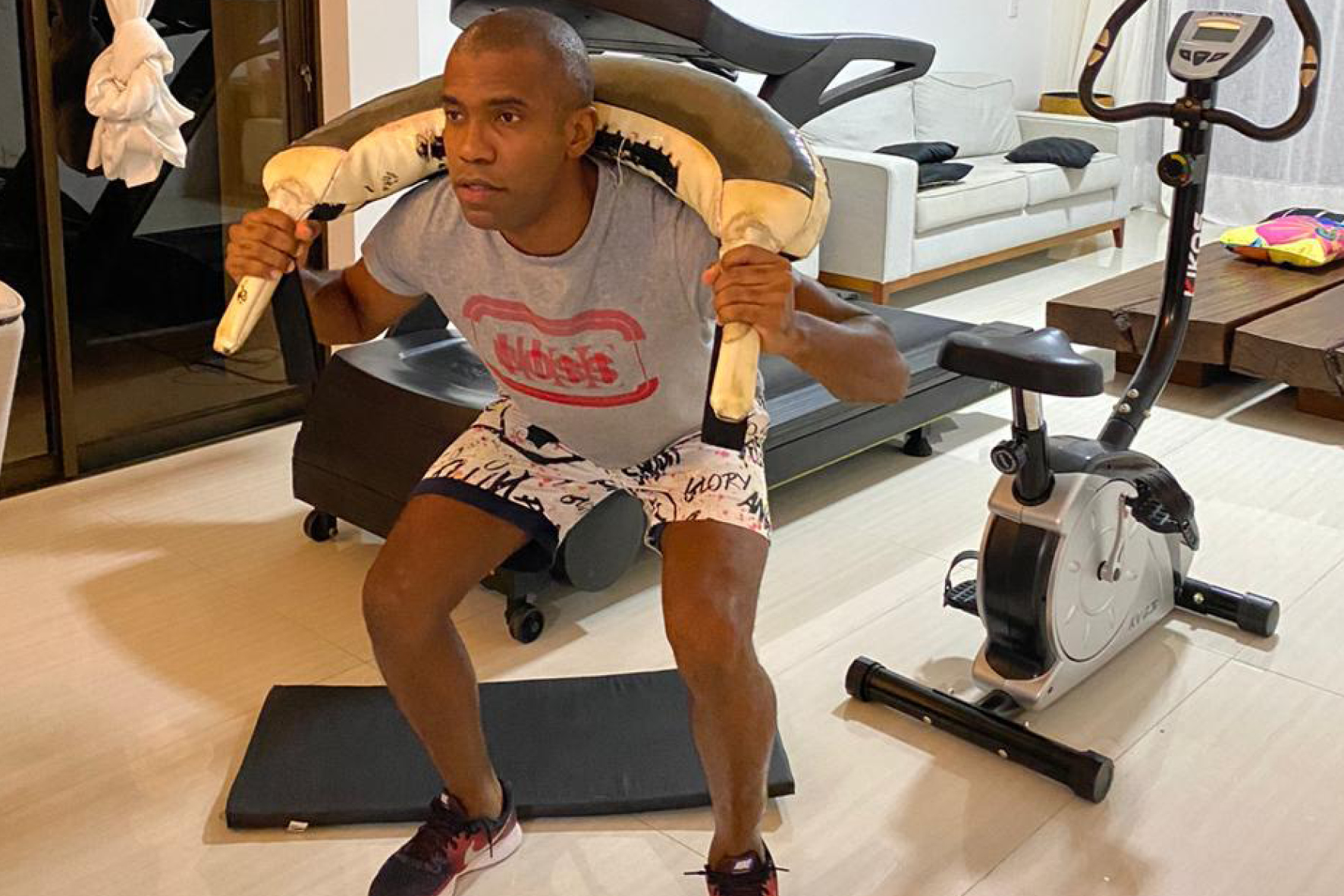 Fabinho comenta sobre rotina de treinos e expectativa para retorno: “Vamos voltar com bastante garra”