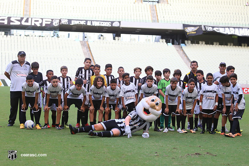 Criançada dá show no gramado da Arena