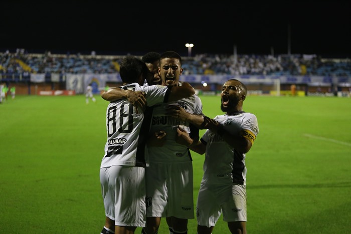 Em Florianópolis, Ceará mostra poder de reação e vence o Avaí de virada