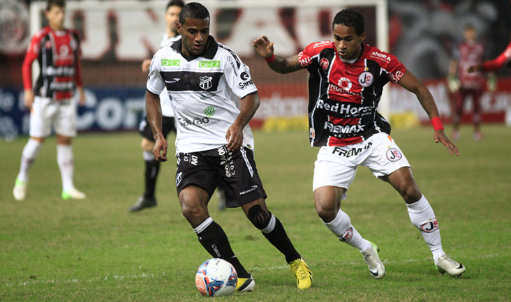 Vozão sofre gol polêmico, mas reage no fim e empata com o Joinville