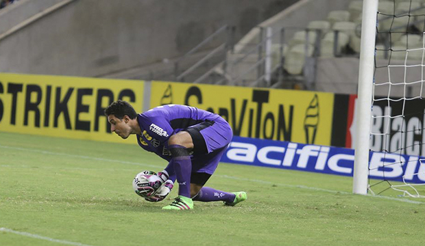 Goleiro Lauro comemora defesas diante do Luverdense