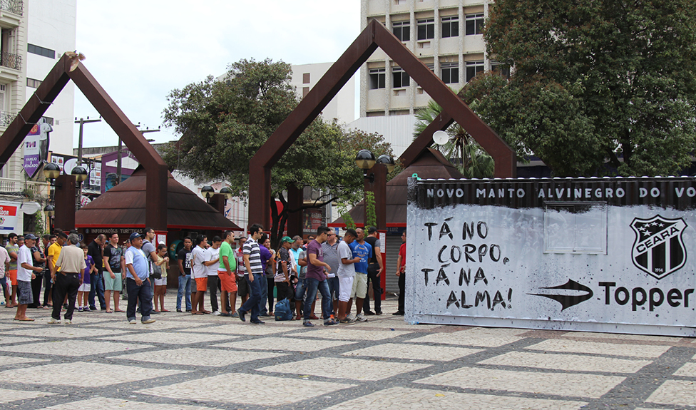 Torcedores fazem fila para conhecer novo uniforme do Vozão
