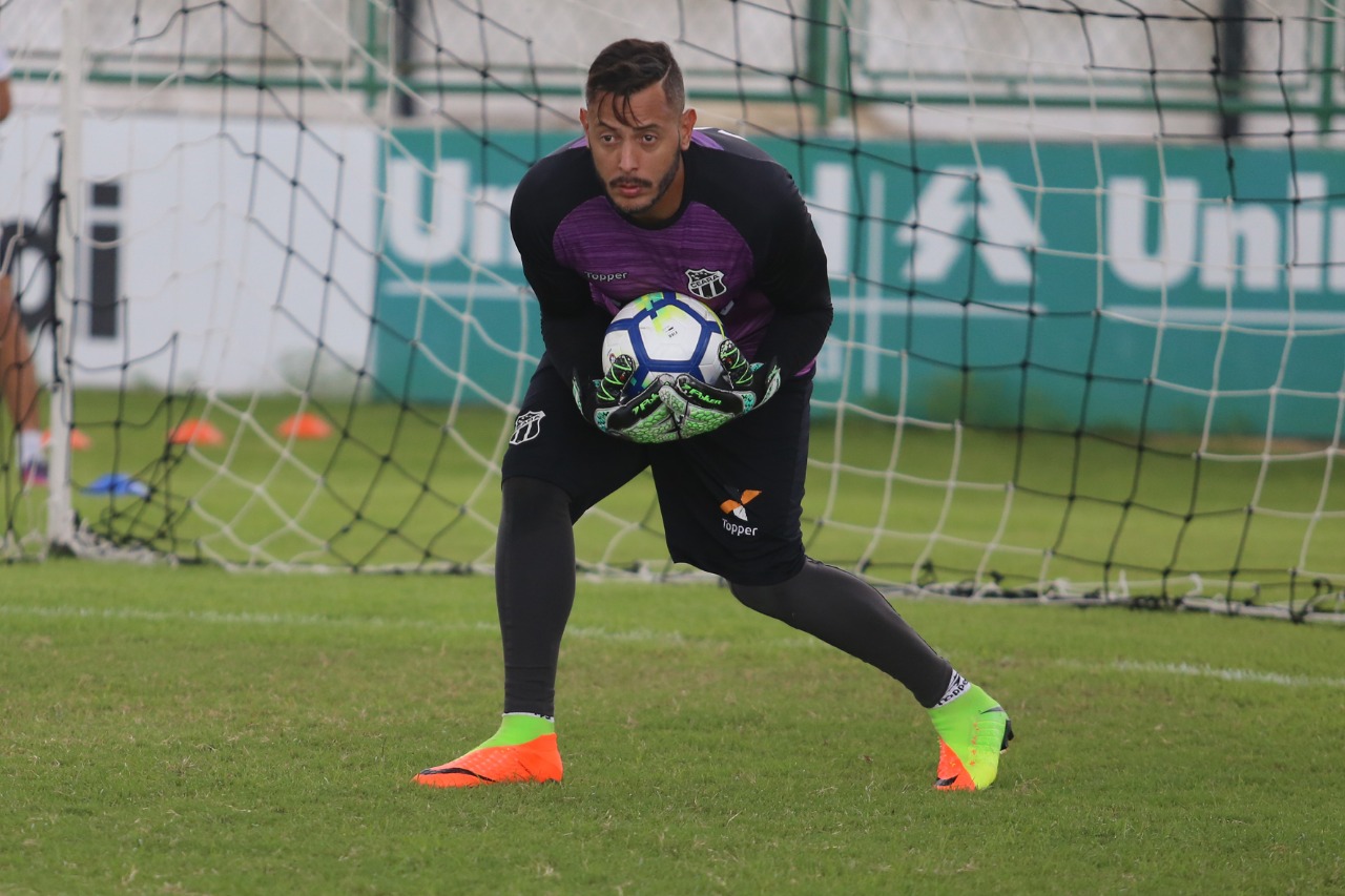 Antes de seguir viagem para Londrina, Ceará realiza treino no Vovozão