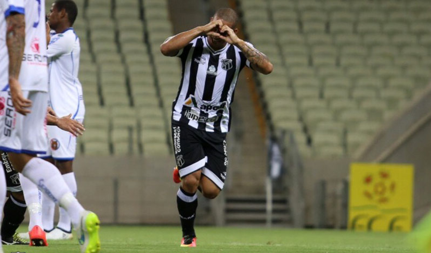Atacante Rafael Costa é submetido a cirurgia no joelho direito