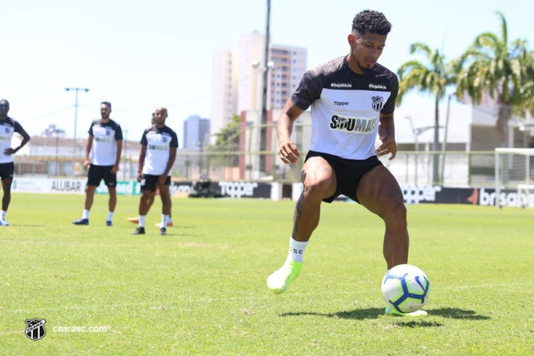 De olho no Flamengo, elenco se reapresentou no CT de Porangabuçu 