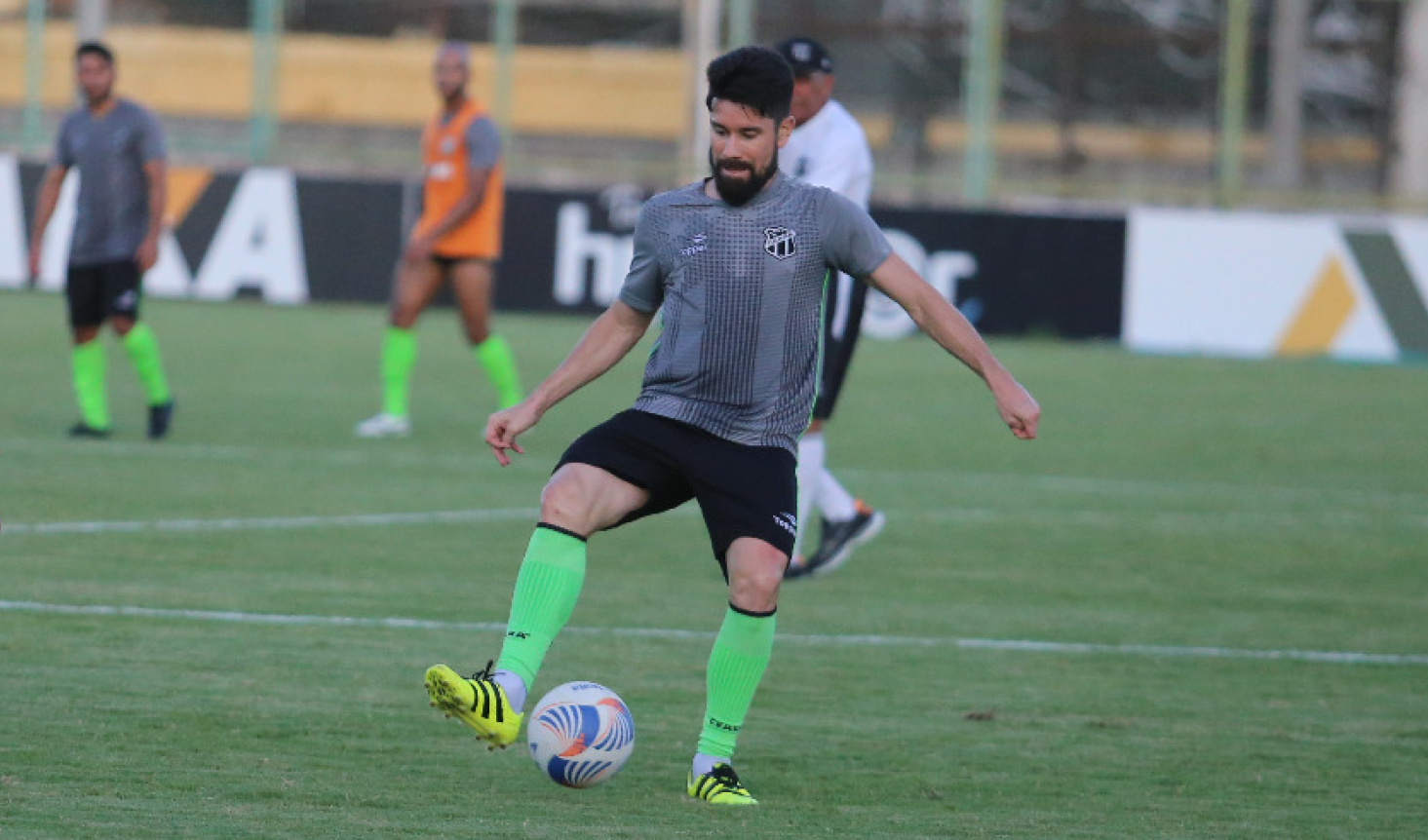 Meia Ricardinho treina entre os titulares: “Estou feliz com essa oportunidade”