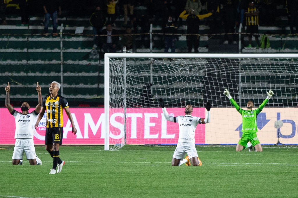 Na altitude, uma atuação enorme e em duas cores que se unem para formar um gigante