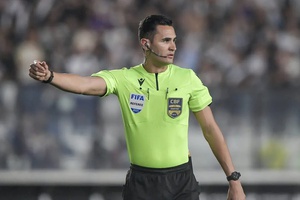 Paulista Matheus Delgado Candançan apita Ceará x Atlético-MG