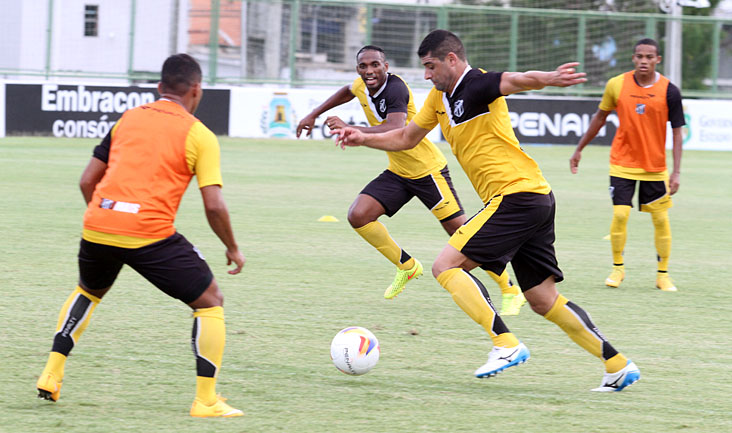 Pensando na estreia na Copa do Nordeste, grupo treinou nesta tarde