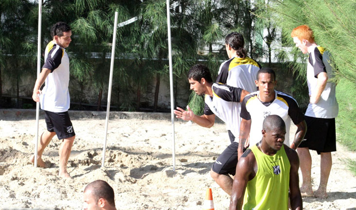 Grupo suou a camisa em treino físico na caixa de areia