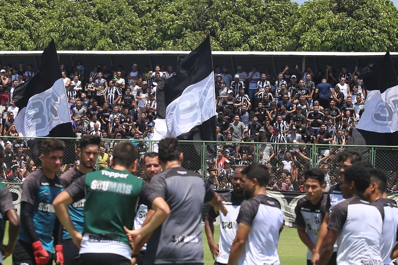 Ceará encerra preparação para jogo diante do Goiás com treino aberto à torcida 