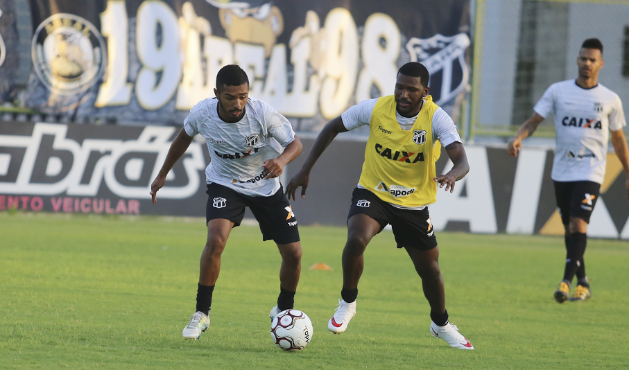 Torcida lota treino aberto em tarde de apresentação em Porangabuçu