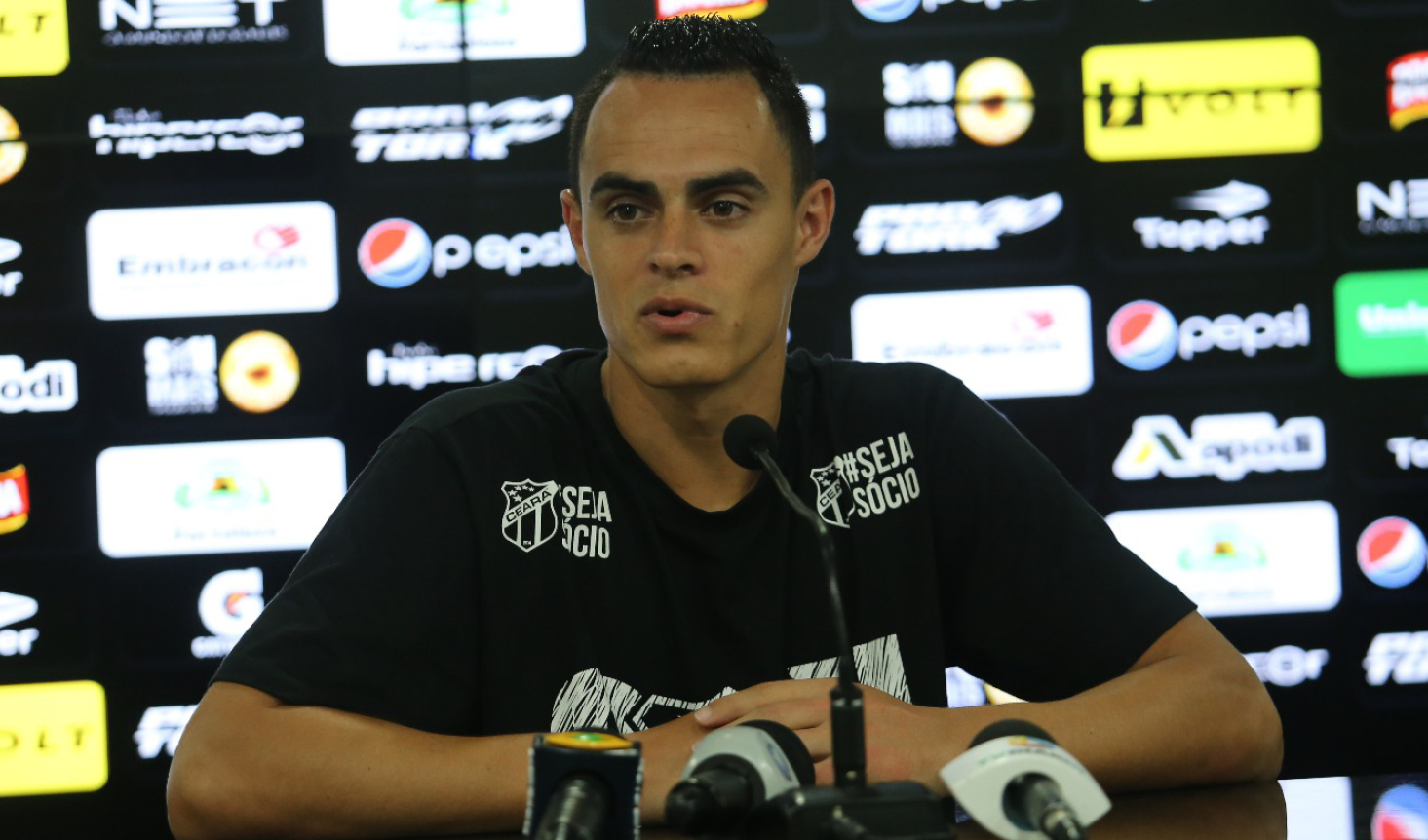 Em Porangabuçu, atacante Victor Rangel é apresentado à imprensa