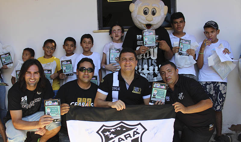 Vovô vai à escola: Casa da Esperança recebeu visita do PC 2.000 e de Léo Gamalho